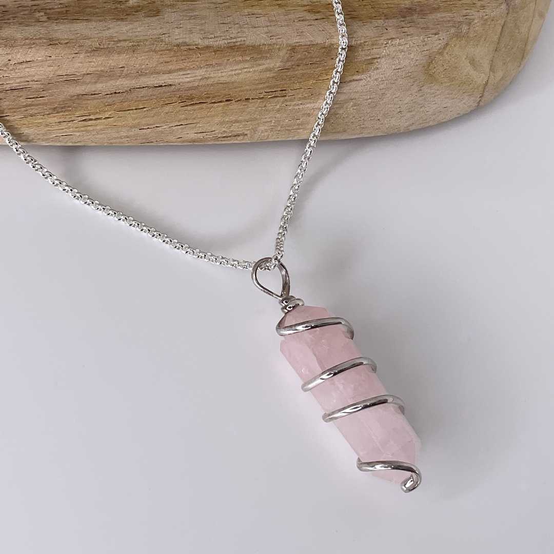 Pointe de Quartz rose pierre naturelle montée en pendentif avec support