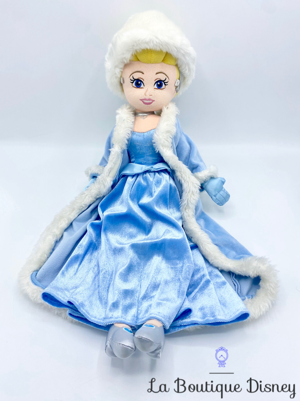 Poupée chiffon Cendrillon hiver Disney Store peluche princesse cape