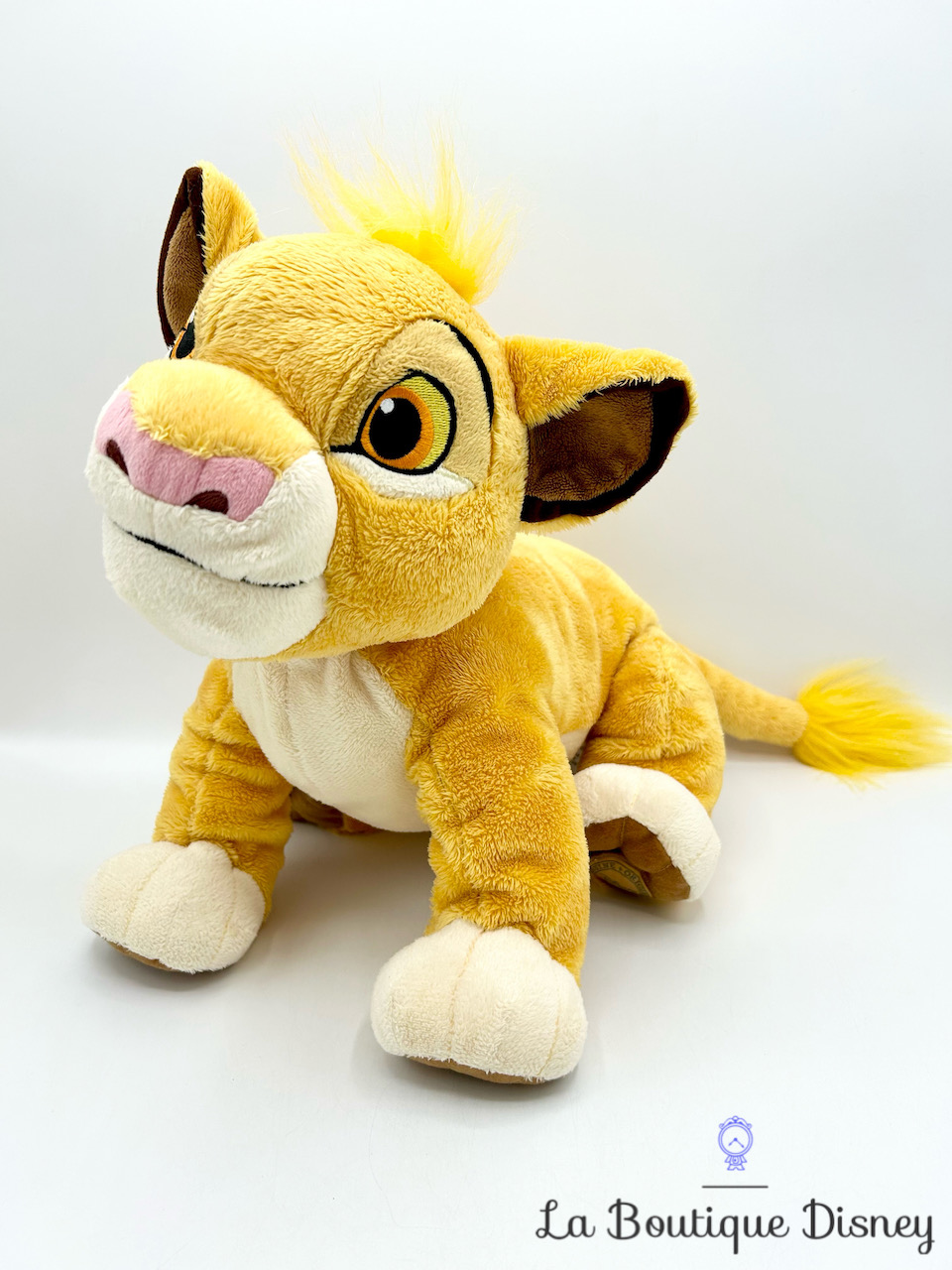 Peluche Simba Le roi lion Disney Store jaune écusson 35 cm Peluches