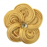 Catogan fleur en satin jaune moutarde