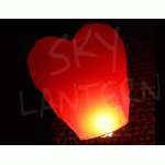 Lanterne volante en forme de coeur rouge