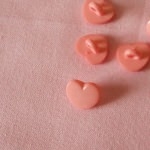 Bouton Coeur rose pâle 12 mm