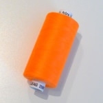Bobine de fil à coudre orange fluo 1000m