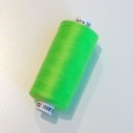 Bobine de fil à coudre vert fluo 1000m