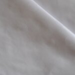 Tissu pois frappés fond blanc