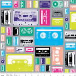 Tissu Geekly Chic cassettes fond gris 20x110 cm