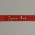 Ruban satin Joyeux Noël fond rouge 1m