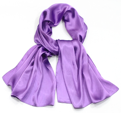 Echarpe en satin de soie violet doux