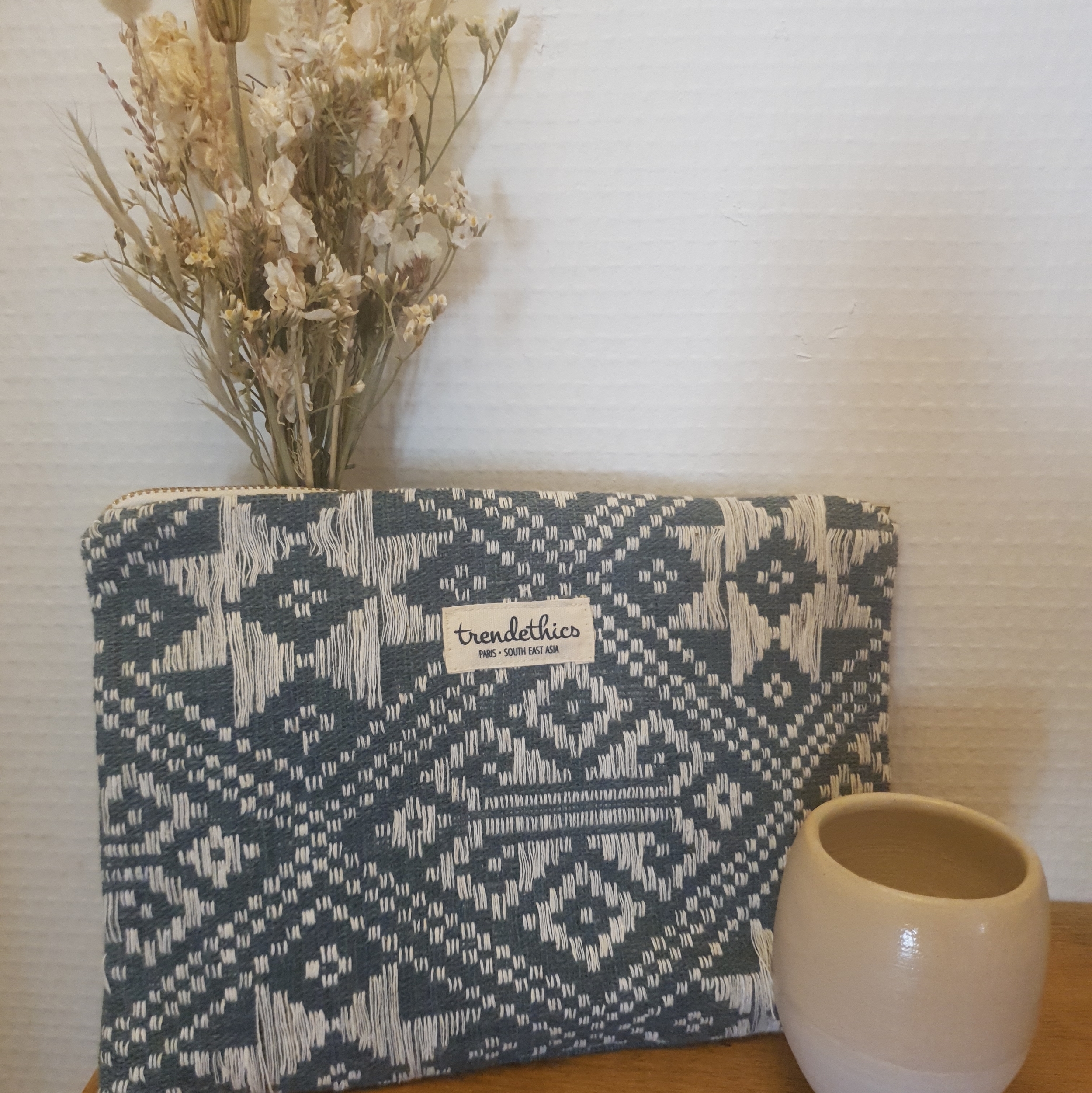trendethics-pochette-dokmai-bleu-gris-grande-1