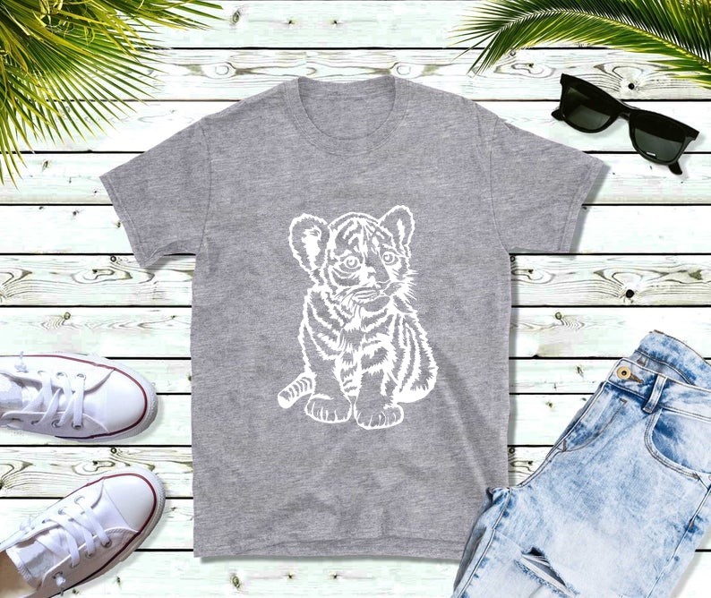 bébé tigre assis motif thermocollant tee shirt