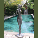 FEMME BORD DE PISCINE
