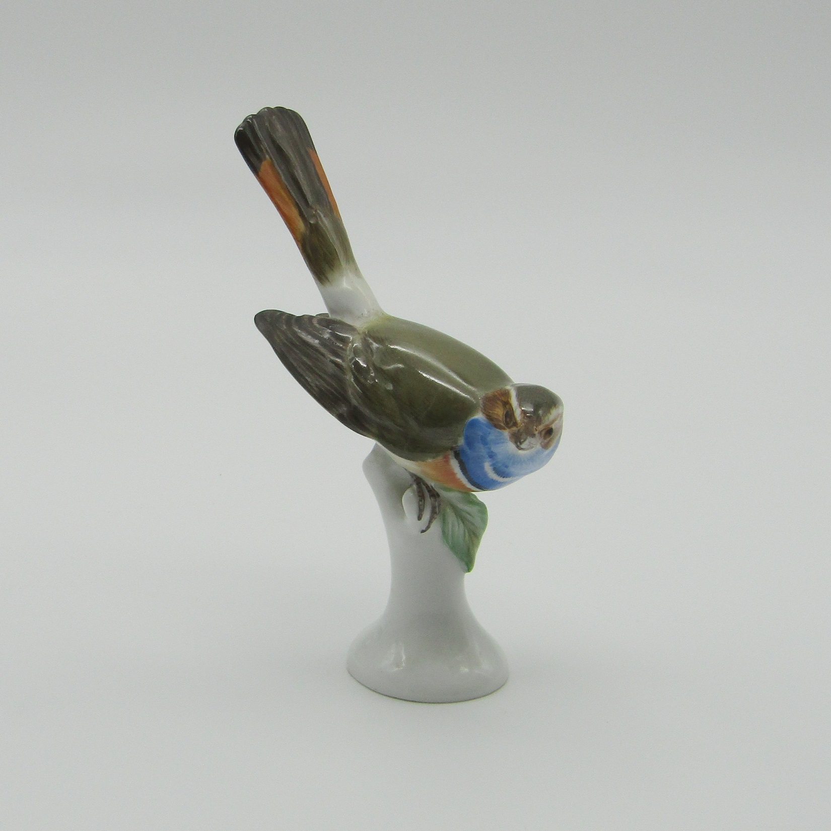 Meissen. Figure. Gorge bleue en porcelaine à décor polychrome au naturel, XXe siècle