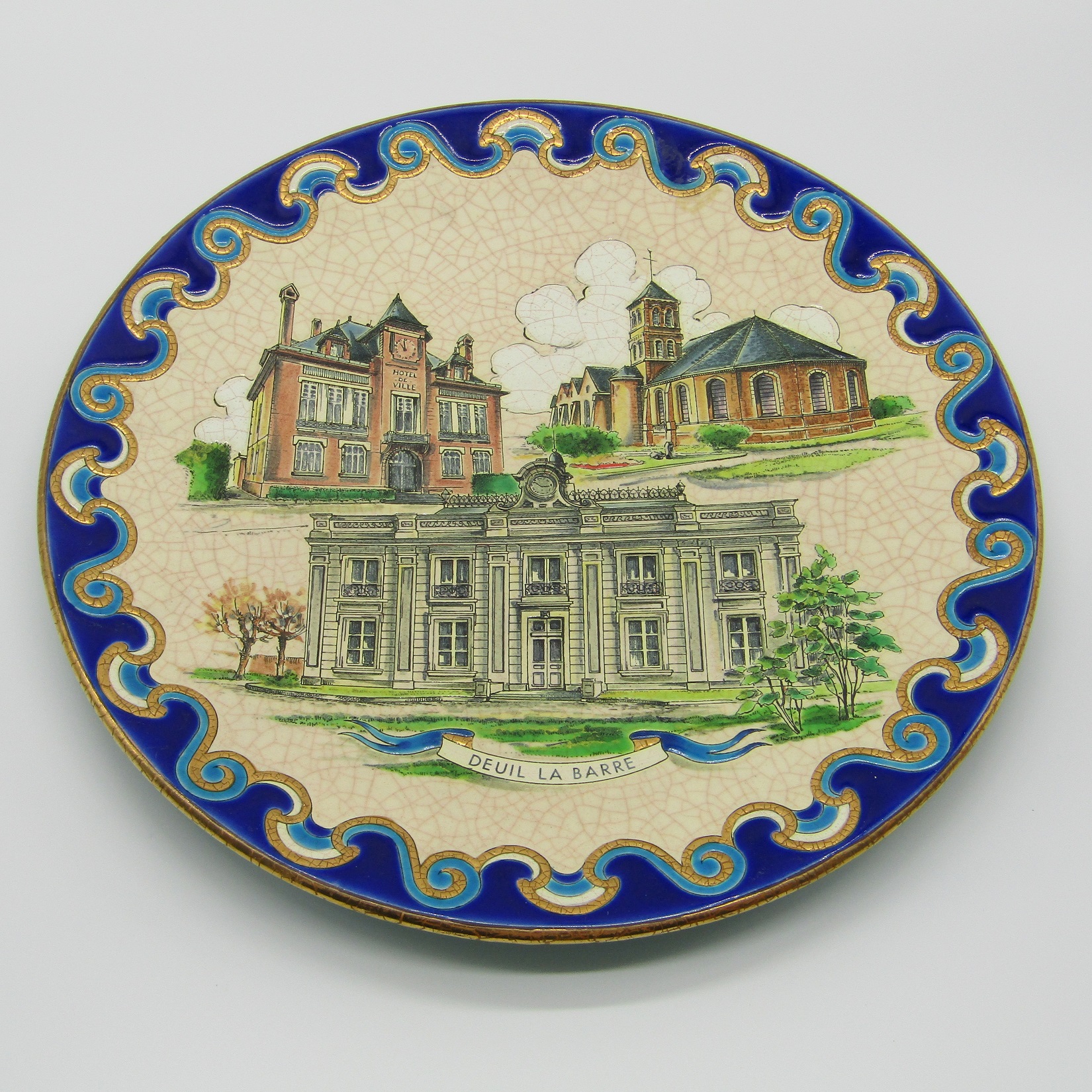 Émaux de Longwy. Plat en faïence à décor de monuments ville Deuil la Barre, XXe siècle