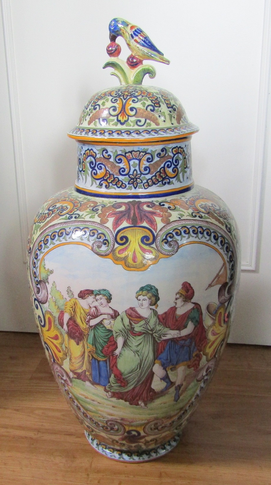 Desvres Fourmaintraux. Important vase couvert à décor de scènes mythologiques, XIXe siècle