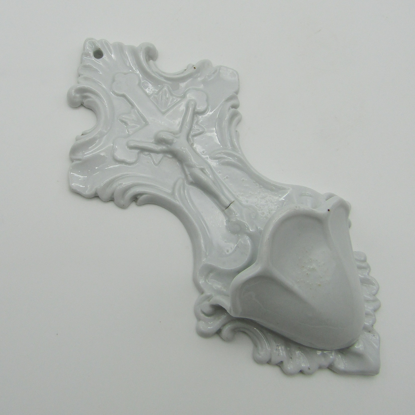Paris ou Limoges. Bénitier en porcelaine blanche, XIXe siècle