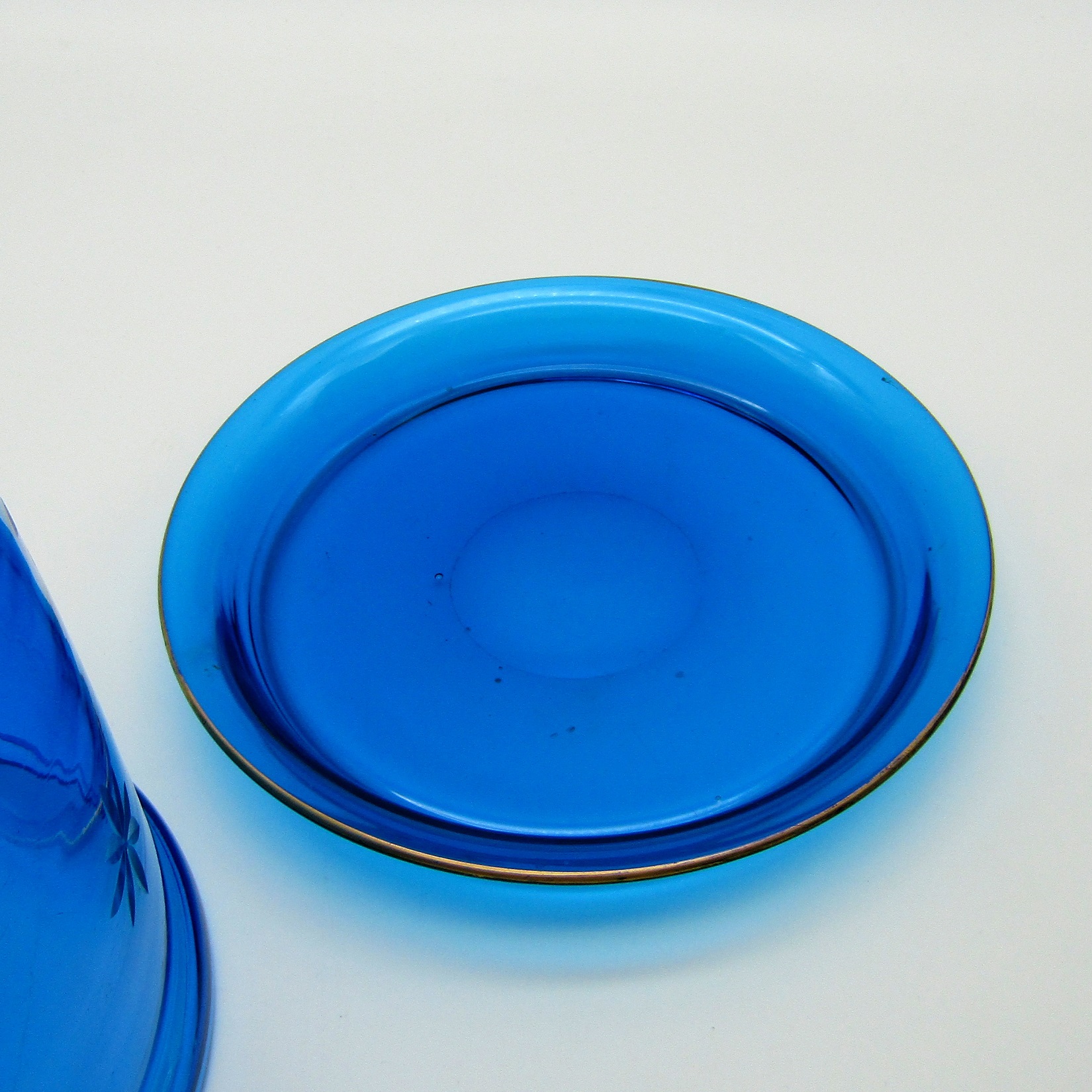 Cloche et plateau en verre soufflé bleu à décor détoiles gravées, XIXe