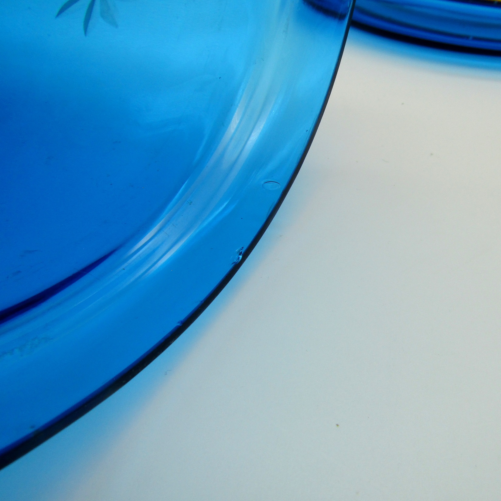 Cloche et plateau en verre soufflé bleu à décor détoiles gravées, XIXe
