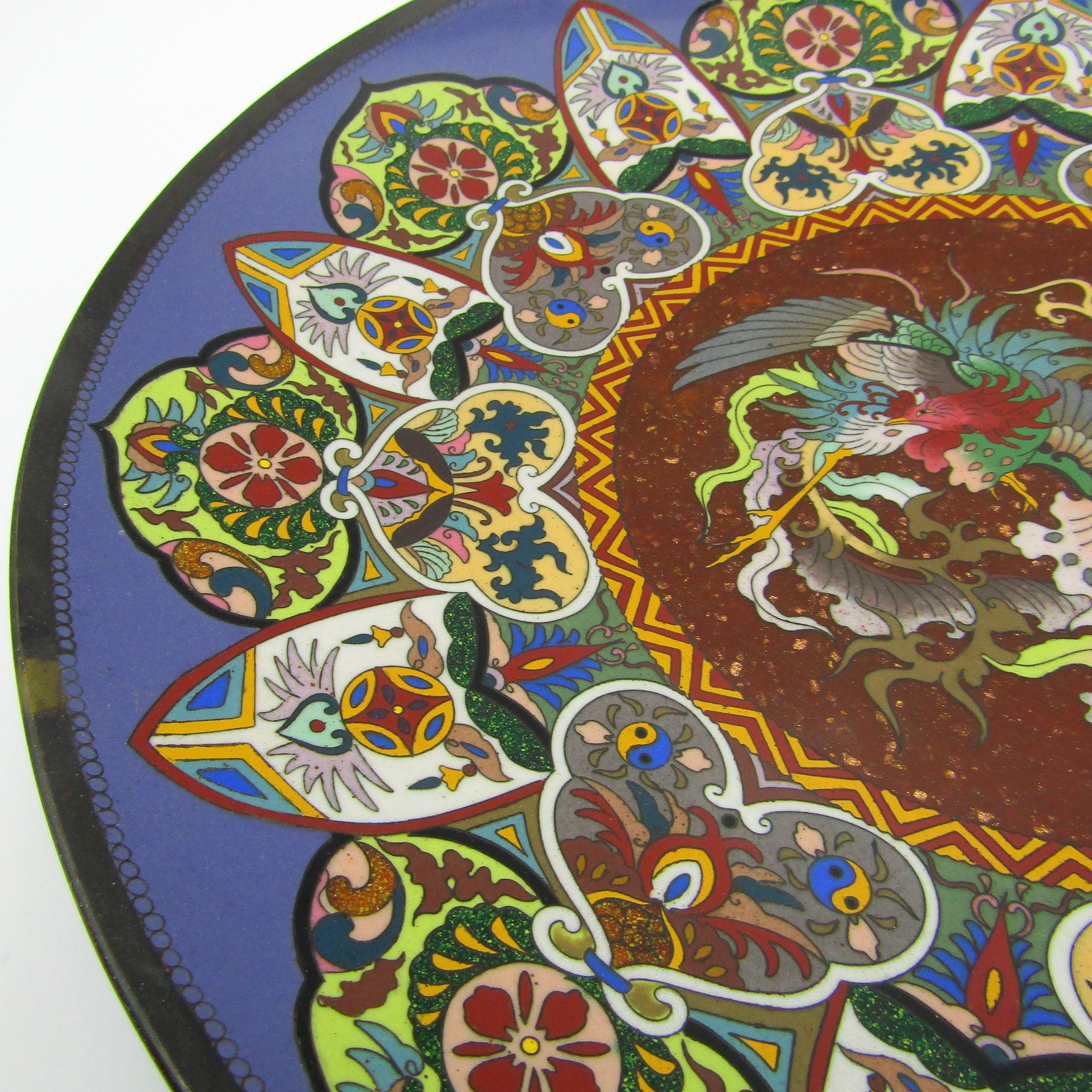 Japon. Plat en émaux cloisonné à décor de frises et d’oiseau, fin XIXe