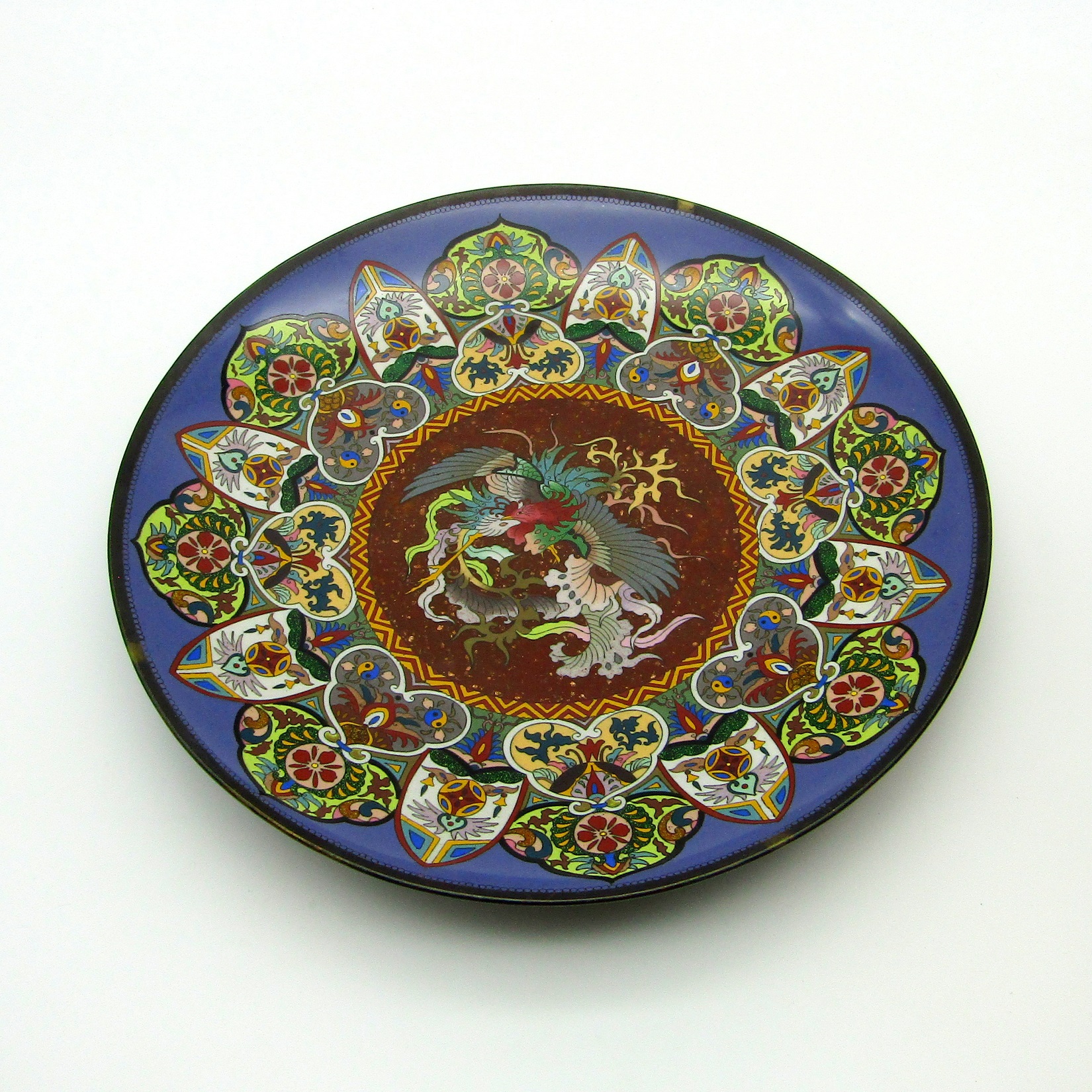 Japon. Plat en émaux cloisonnés à décor de frises et d’oiseau, fin XIXe