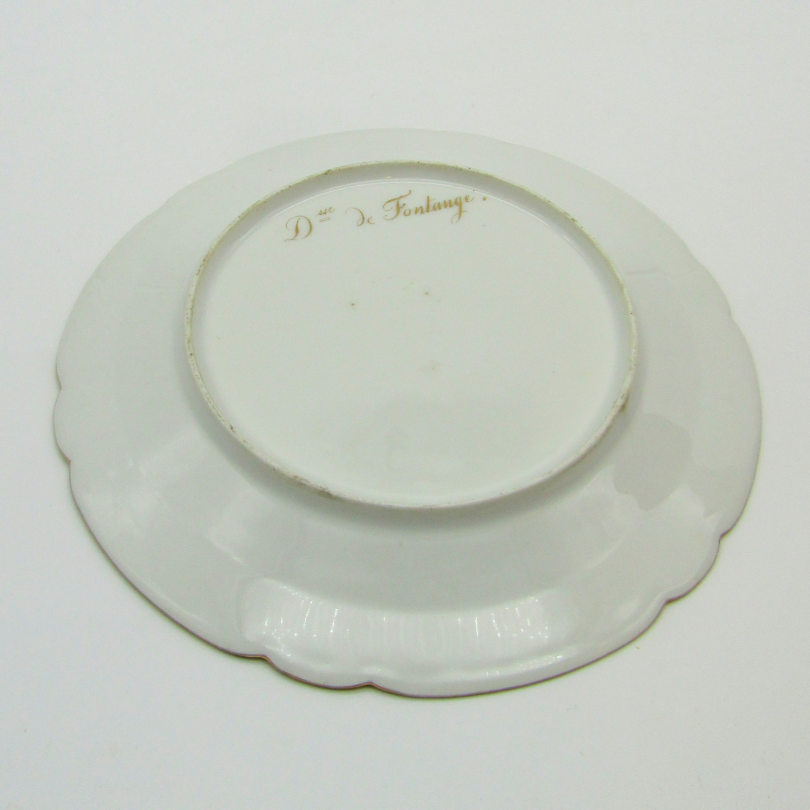 Paris. Assiette en porcelaine à décor du portrait de la Duchesse de Fontange, XIXe siècle