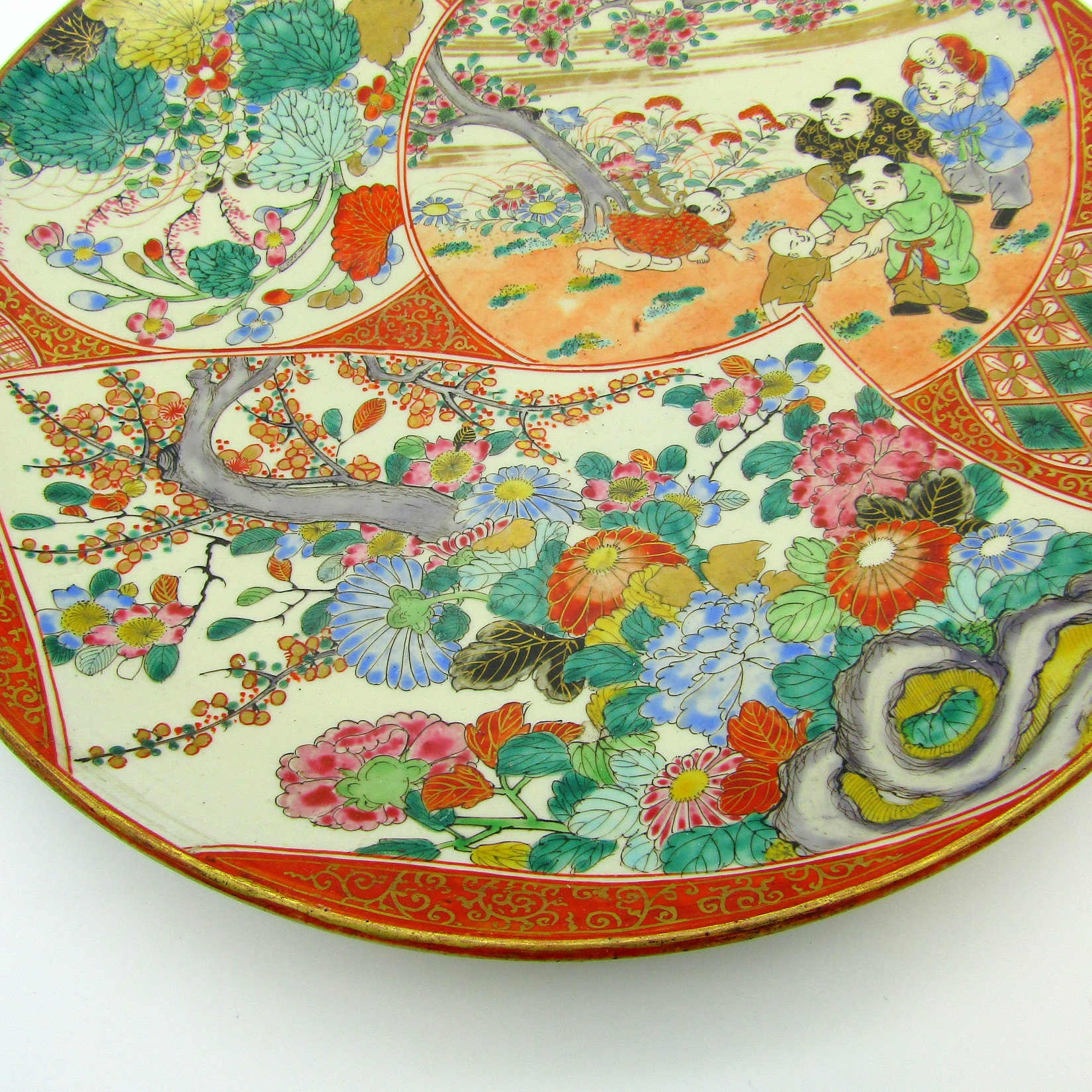 Japon. Kutani. Plat en porcelaine à décor de fleurs et personnages, fin XIXe