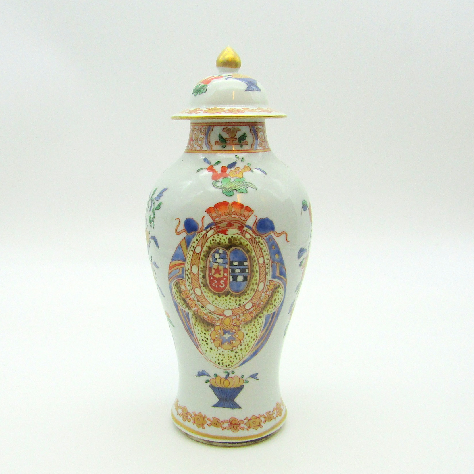Paris. Samson. Vase en porcelaine à décor polychrome d\'armoiries, XIXe siècle