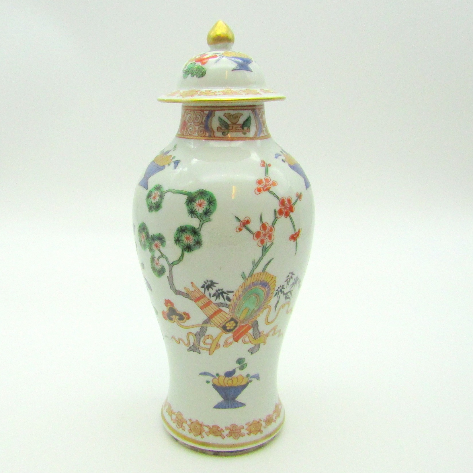 Paris. Samson. Vase en porcelaine à décor polychrome darmoiries, XIXe siècle