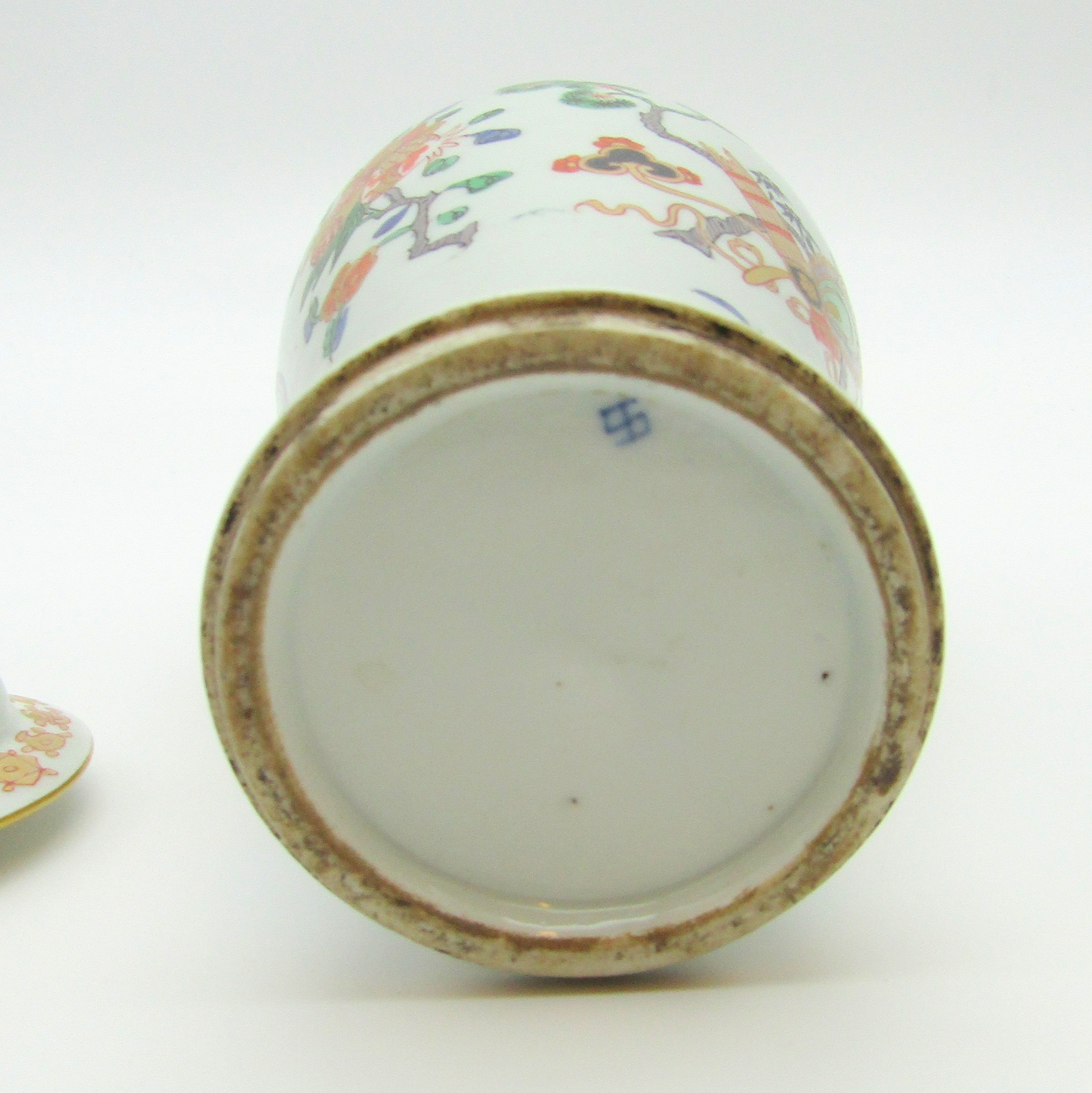 Paris. Samson. Vase en porcelaine à décor polychrome darmoiries, XIXe siècle