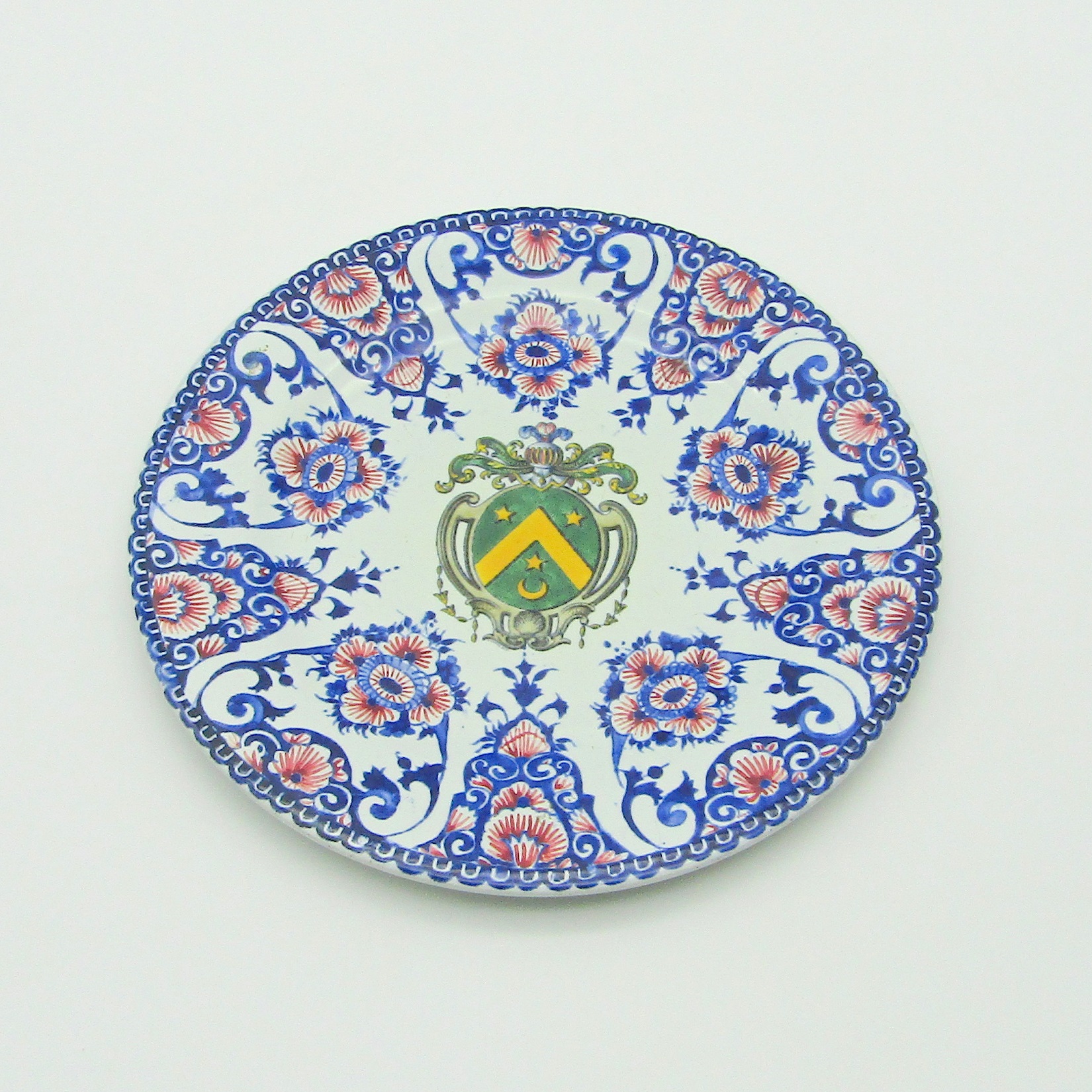 Gien. Assiette en faïence aux armes de la famille Béthune d\'Arras, XIXe siècle