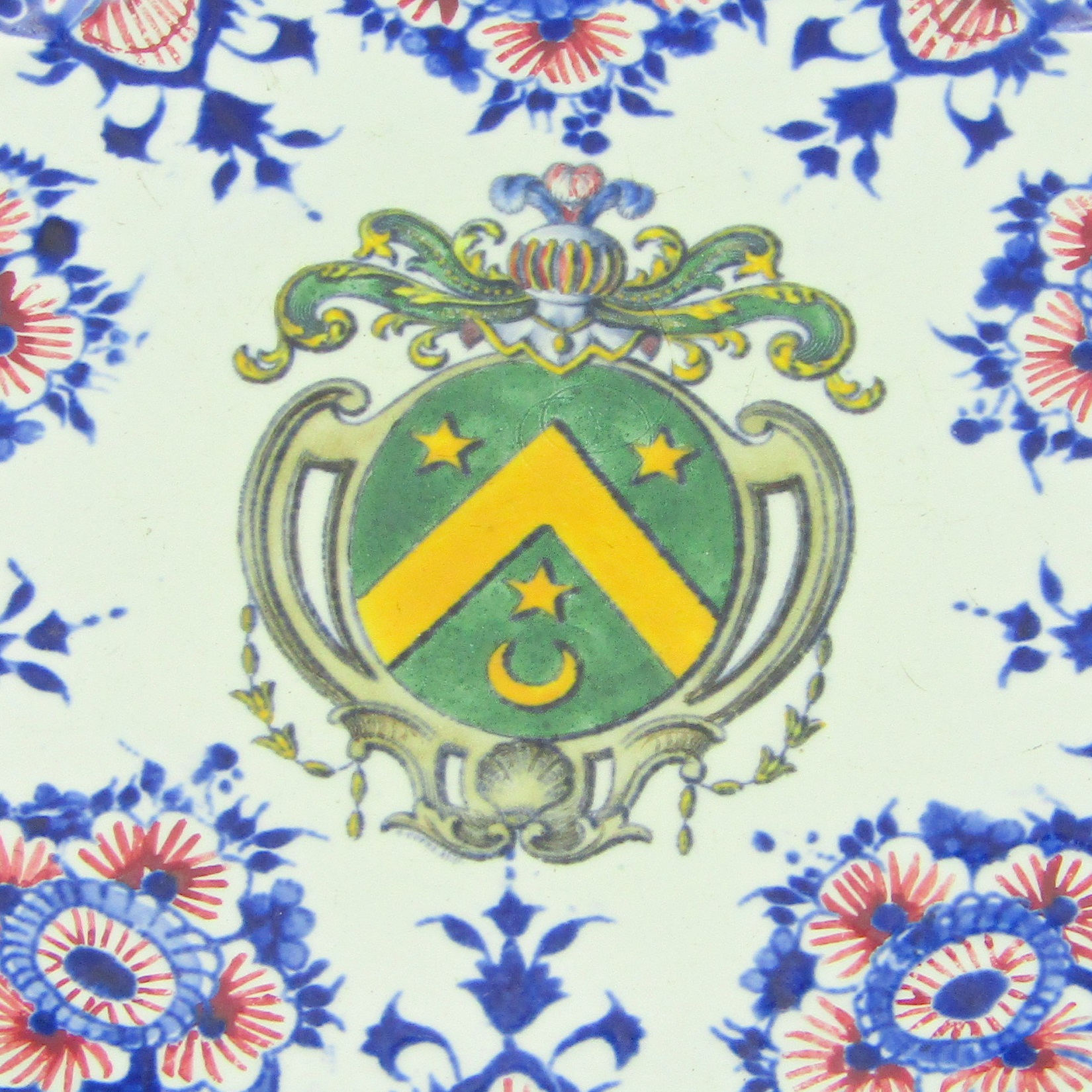 Gien. Assiette en faïence aux armes de la famille Béthune dArras, XIXe siècle