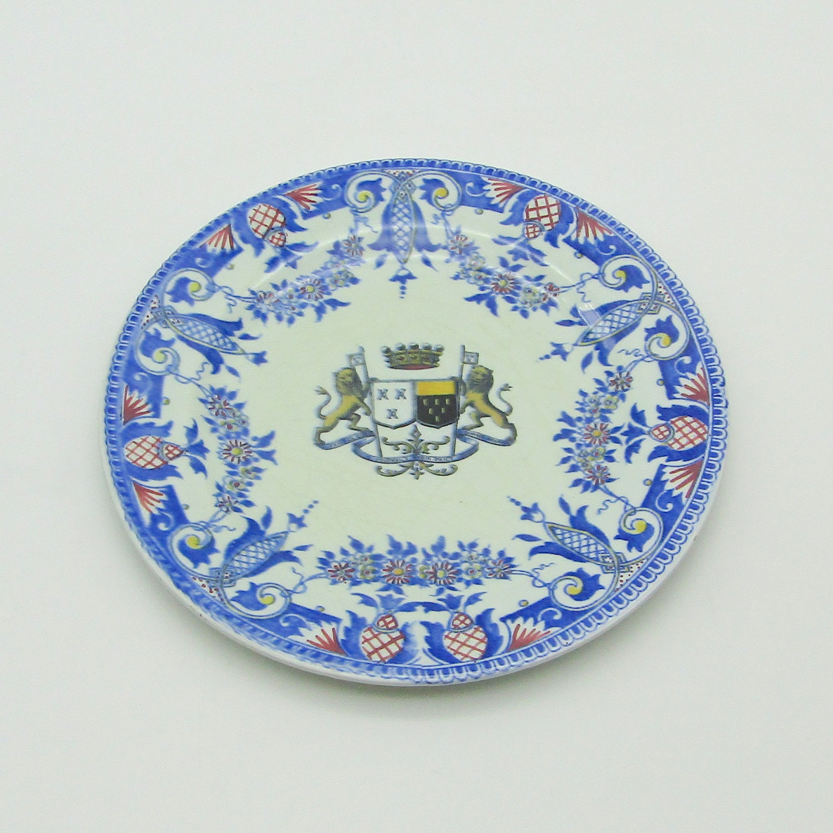 Gien. Assiette en faïence aux armes des familles de Malinguehen et de Bourgogne, XIXe siècle