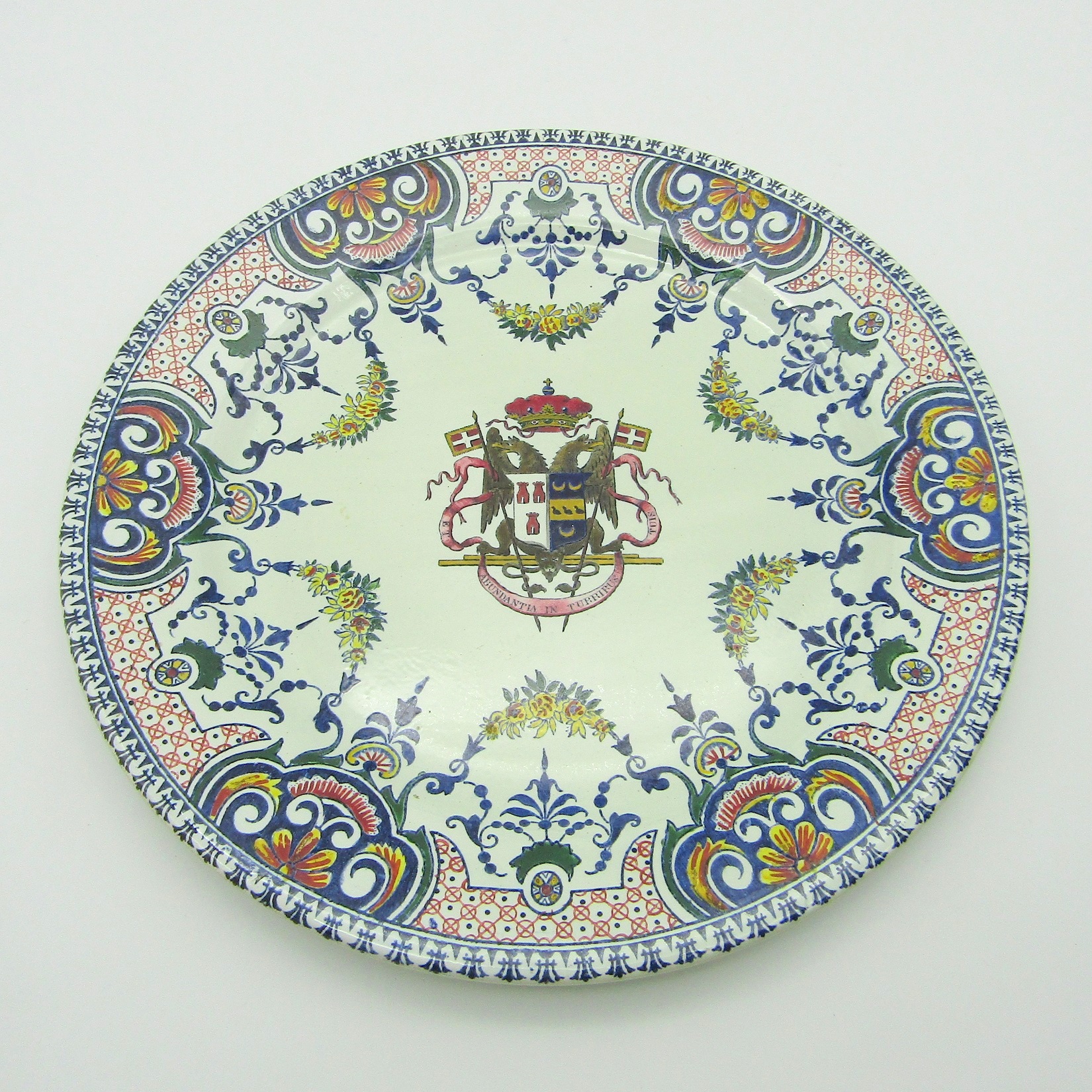 Gien. Assiette en faïence aux armes de Cöetnempren de Kersaint et de Louvencourt, XIXe siècle