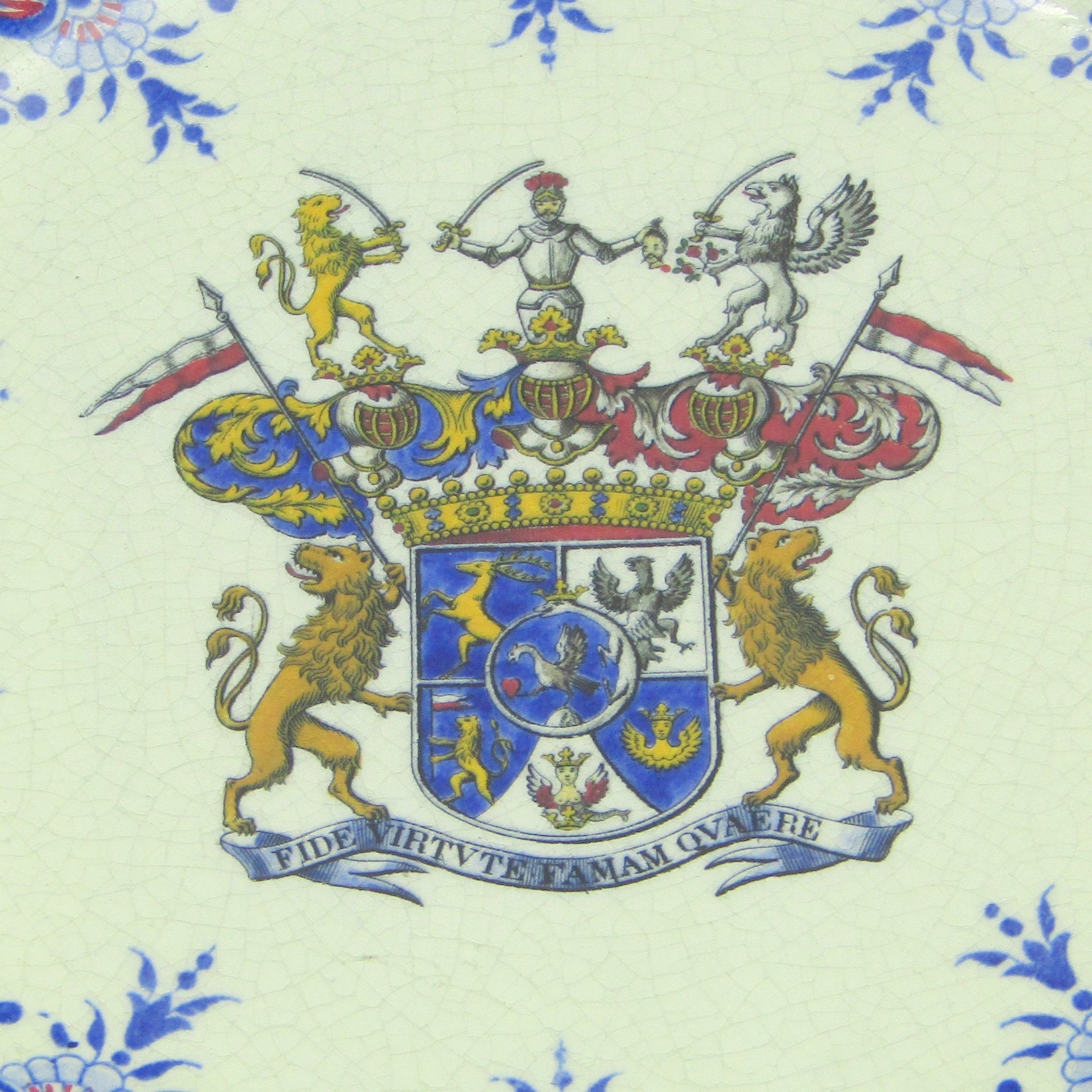 Gien. Assiette en faïence aux armes de Karolyi v. Nagy-Karoly, XIXe siècle