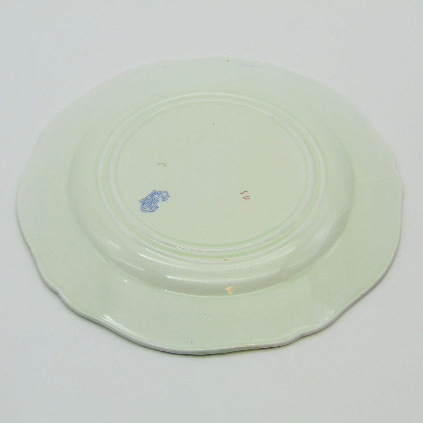 Gien. Assiette en faïence à décor polychrome darmoiries, XIXe siècle (I)