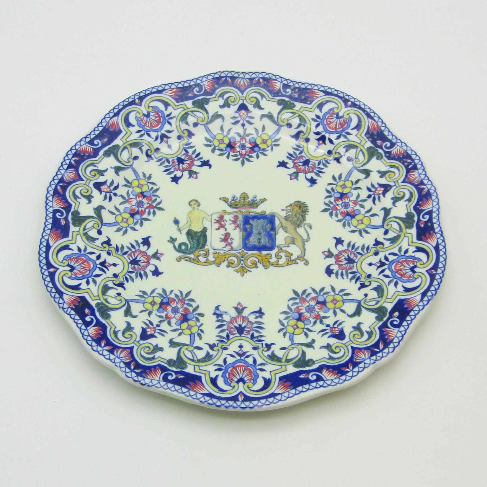 Gien. Assiette en faïence à décor polychrome d\'armoiries, XIXe siècle (I)