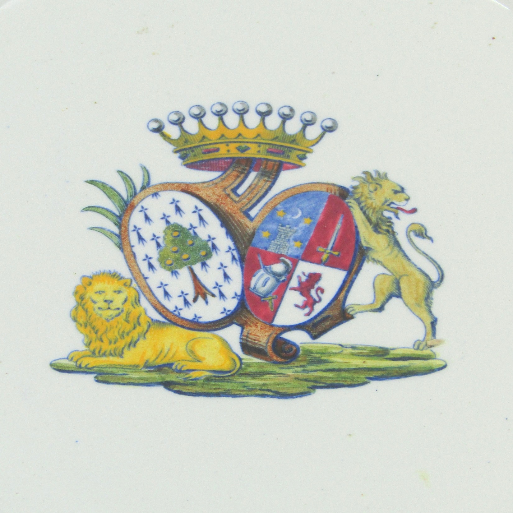 Gien. Assiette en faïence à décor polychrome darmoiries, XIXe siècle (H)