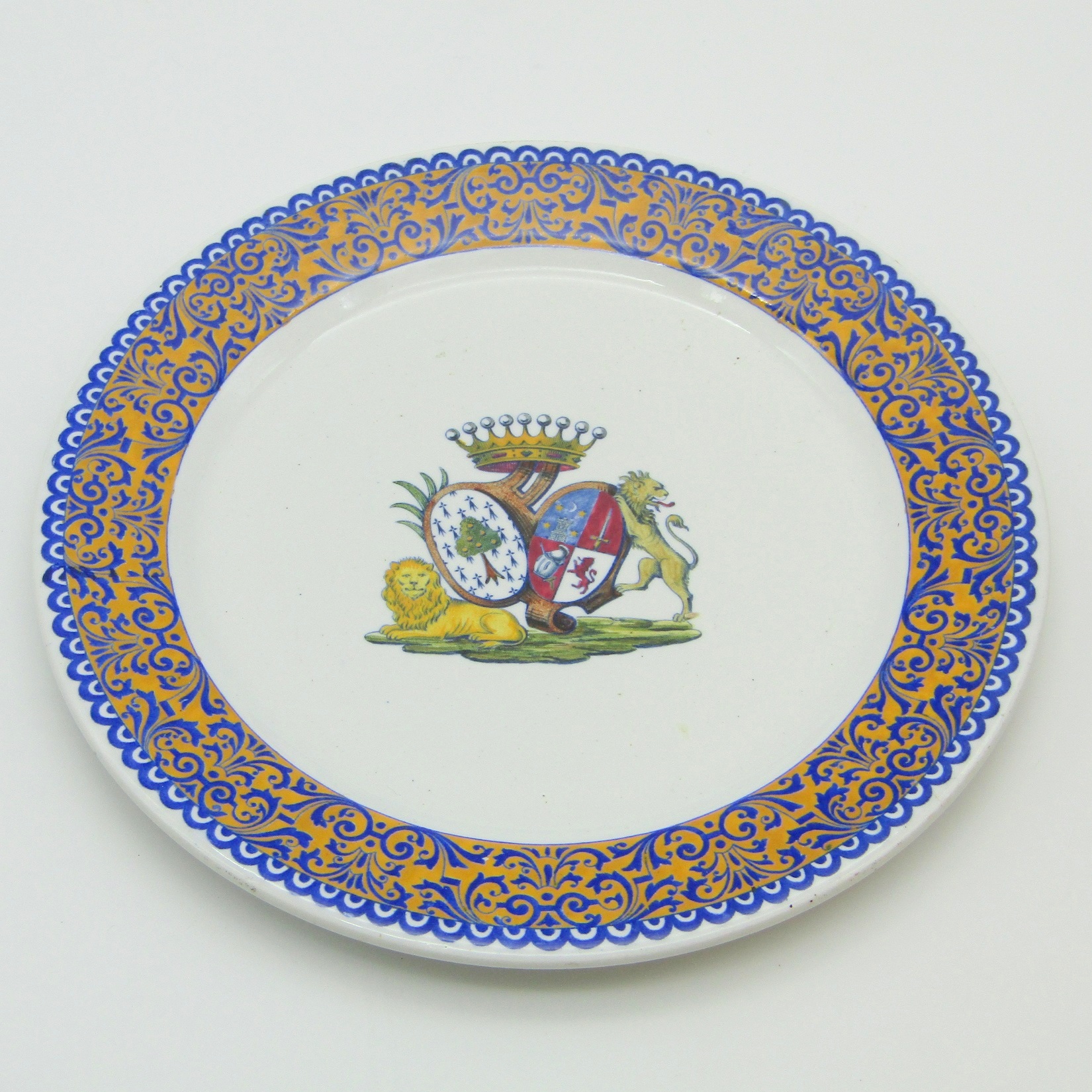 Gien. Assiette en faïence à décor polychrome d\'armoiries, XIXe siècle (H)