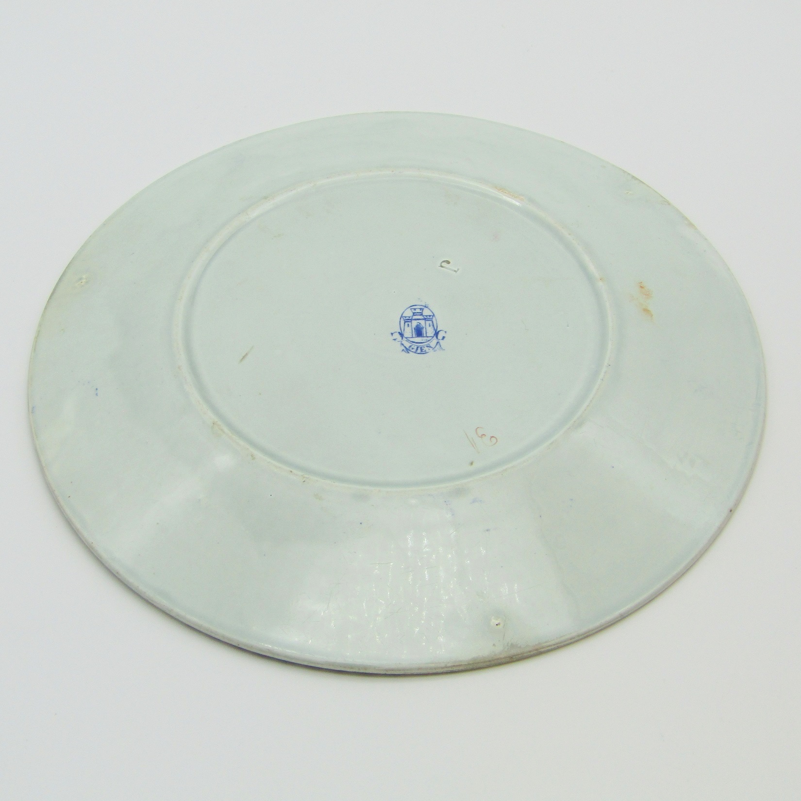 Gien. Assiette en faïence à décor polychrome darmoiries, XIXe siècle (G)