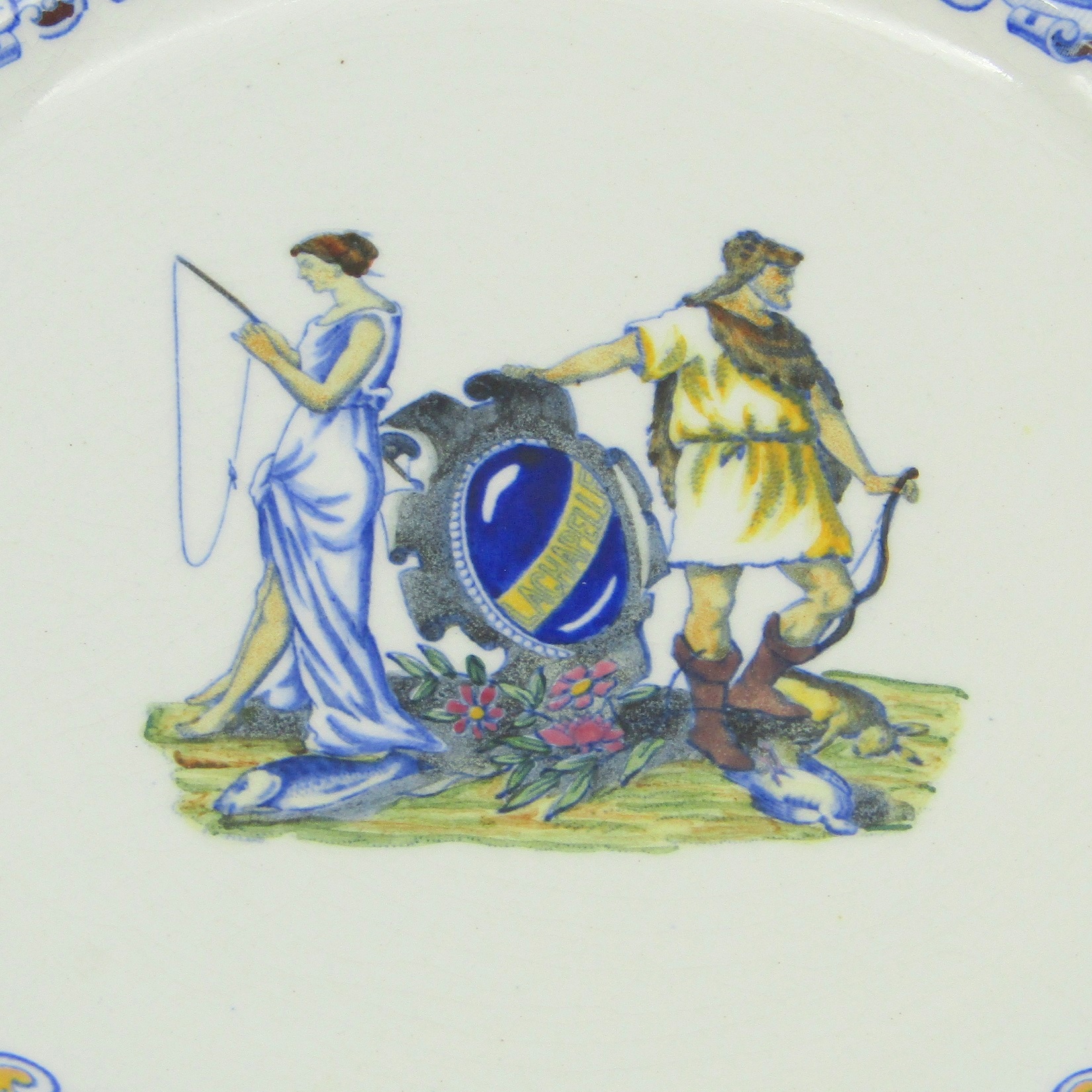 Gien. Assiette en faïence à décor polychrome darmoiries, Lachapelle, XIXe siècle (E)