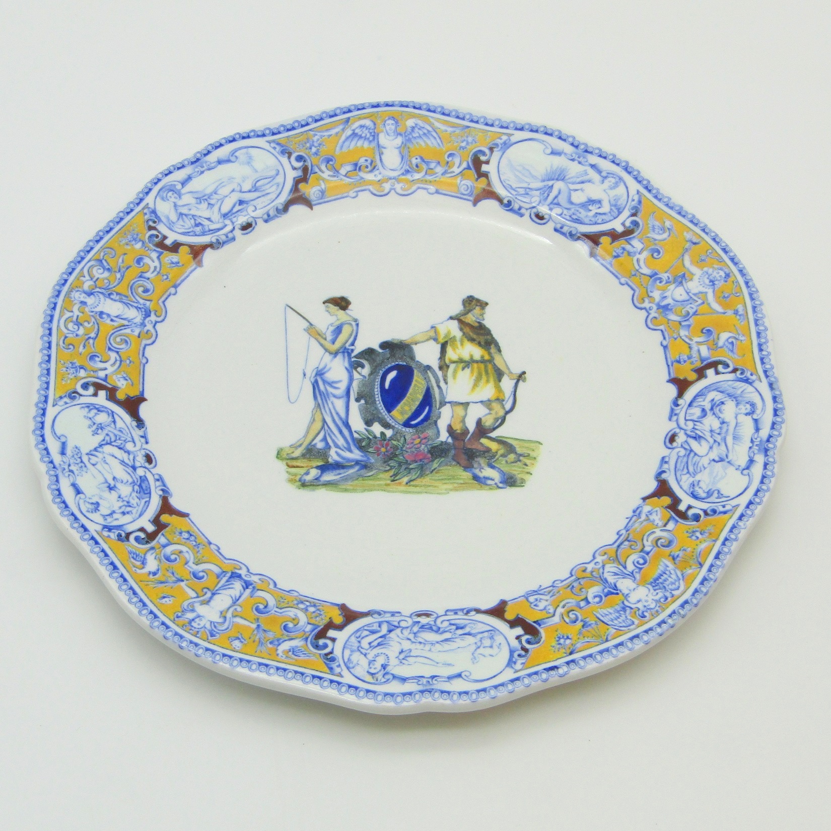 Gien. Assiette en faïence à décor polychrome d\'armoiries, Lachapelle, XIXe siècle (E)