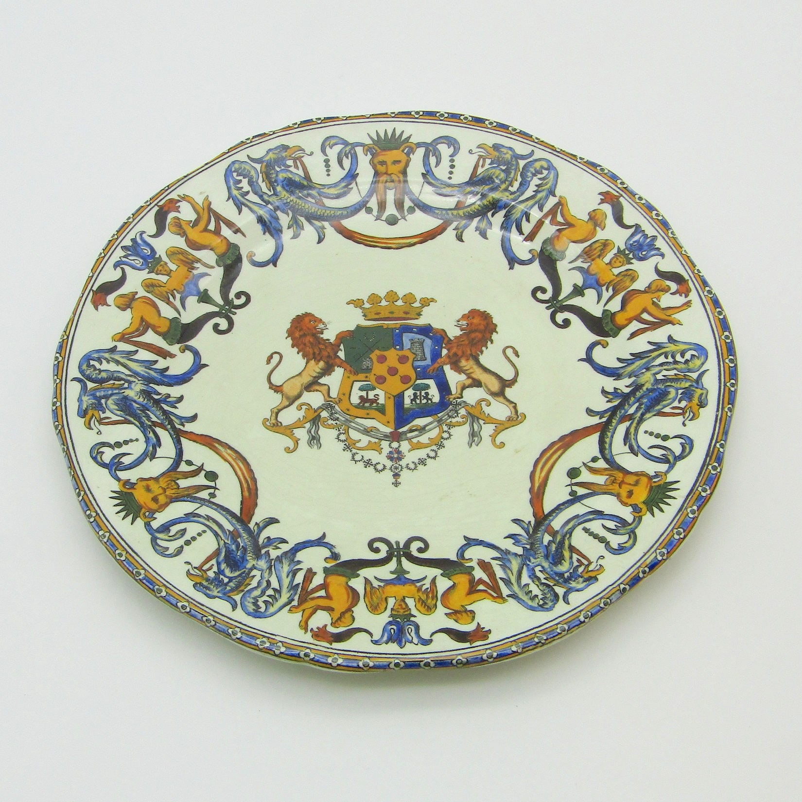 Gien. Assiette en faïence à décor polychrome d\'armoiries, XIXe siècle (D)