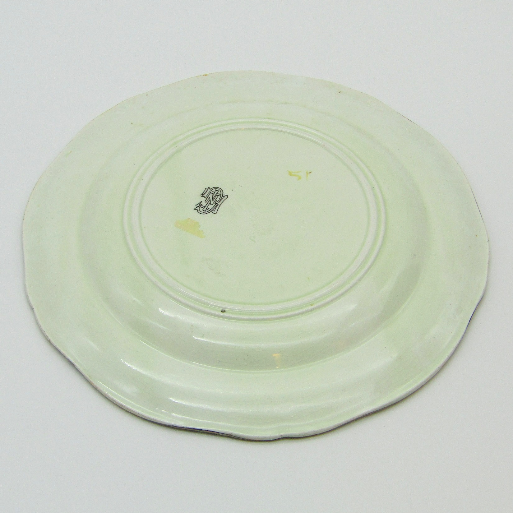 Gien. Assiette en faïence à décor polychrome darmoiries, XIXe siècle (D)