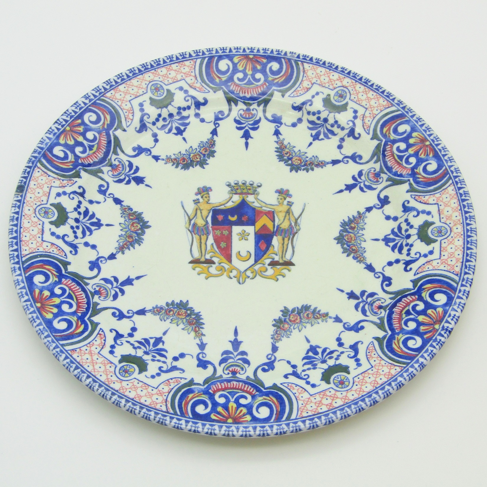 Gien. Assiette en faïence à décor polychrome d\'armoiries, XIXe siècle (C)