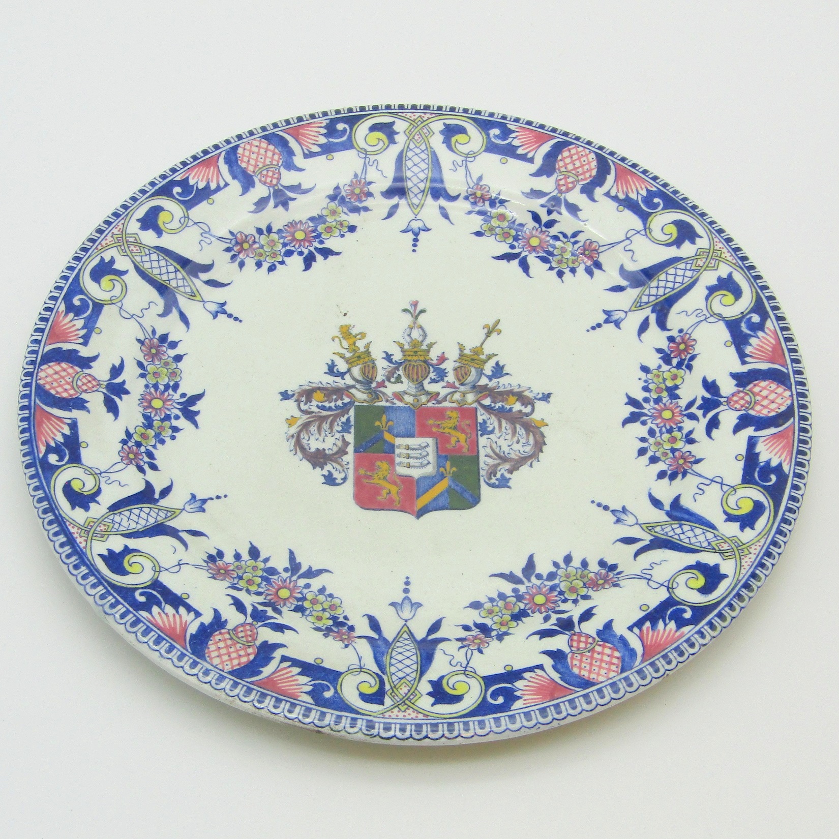Gien. Assiette en faïence à décor polychrome d\'armoiries, XIXe siècle (B)