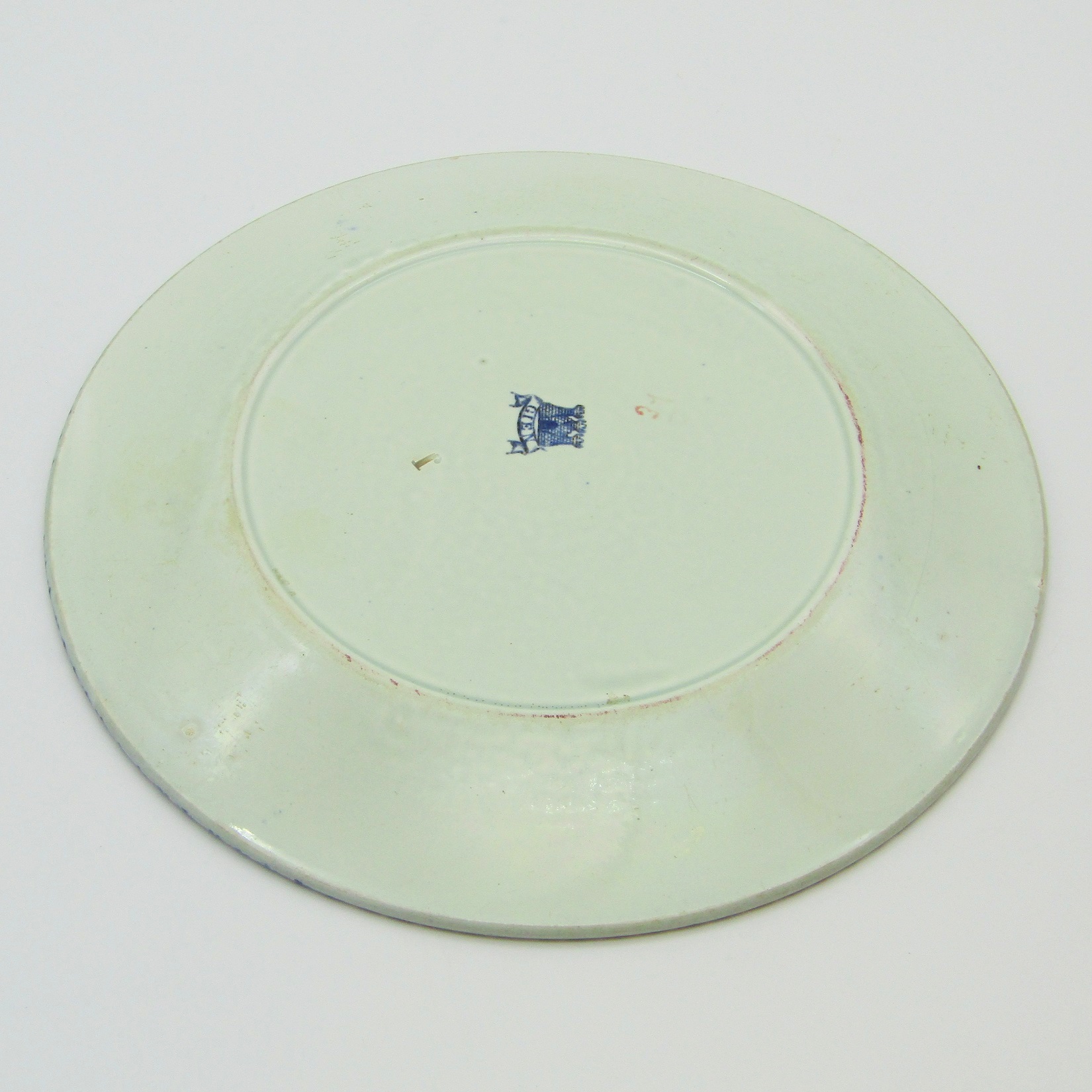 Gien. Assiette en faïence à décor polychrome darmoiries, XIXe siècle (A)