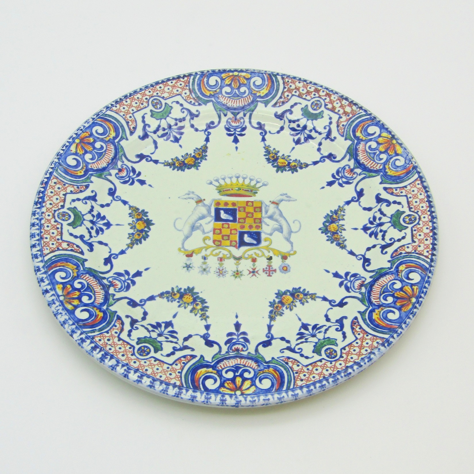 Gien. Assiette en faïence à décor polychrome d\'armoiries, XIXe siècle (A)