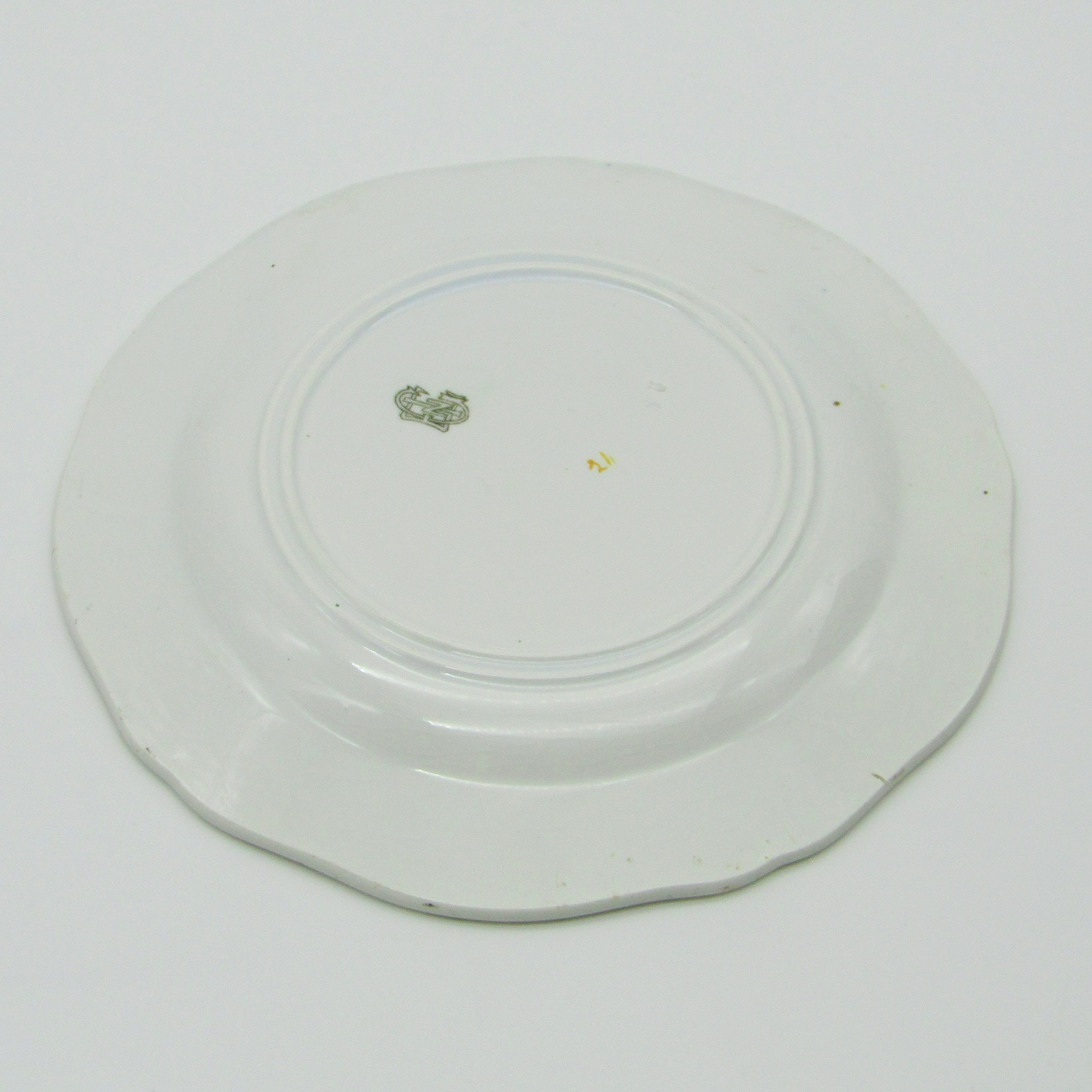 Gien. Assiette en faïence à décor polychrome darmoiries, XXe siècle (P)