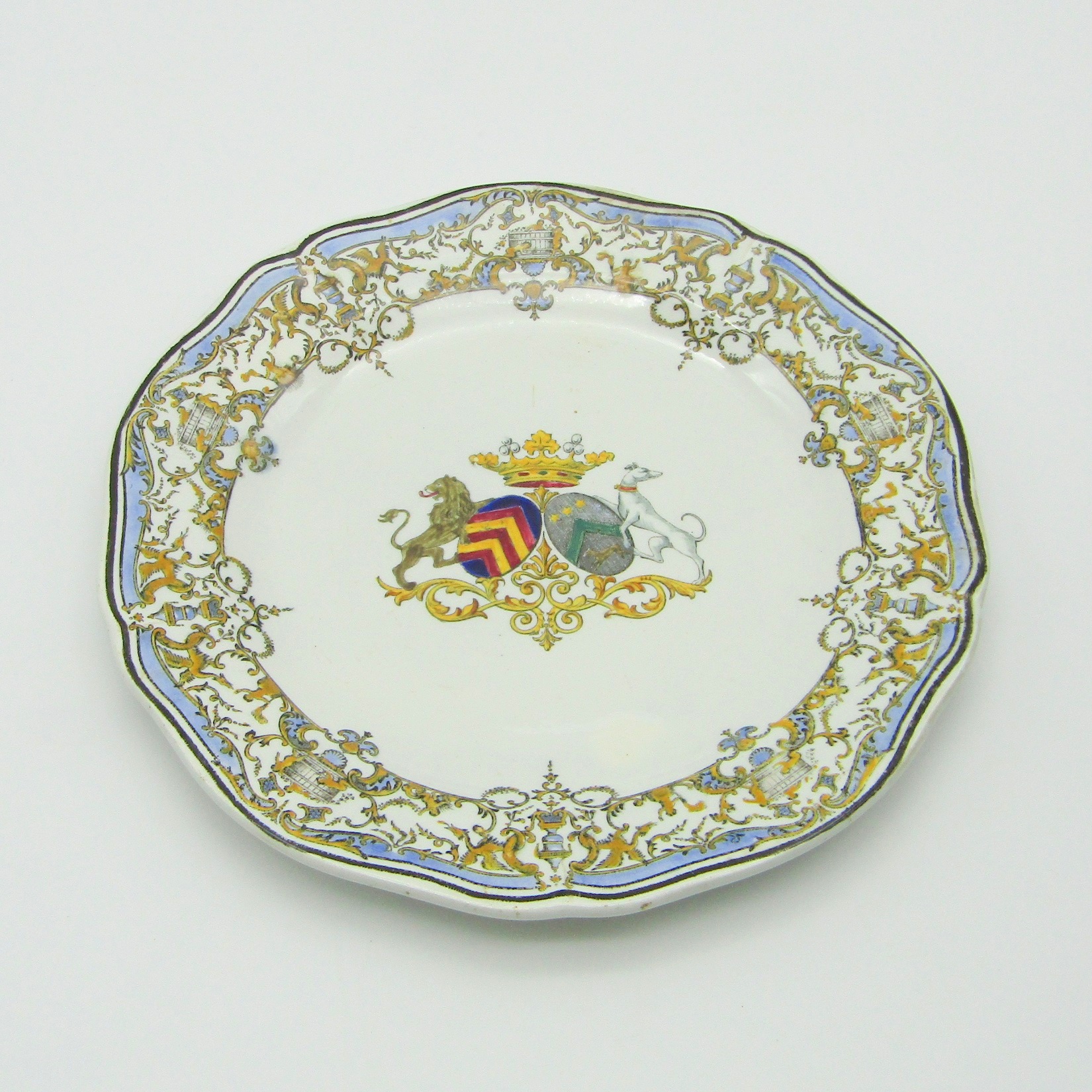 Gien. Assiette en faïence à décor polychrome d\'armoiries, XXe siècle (P)