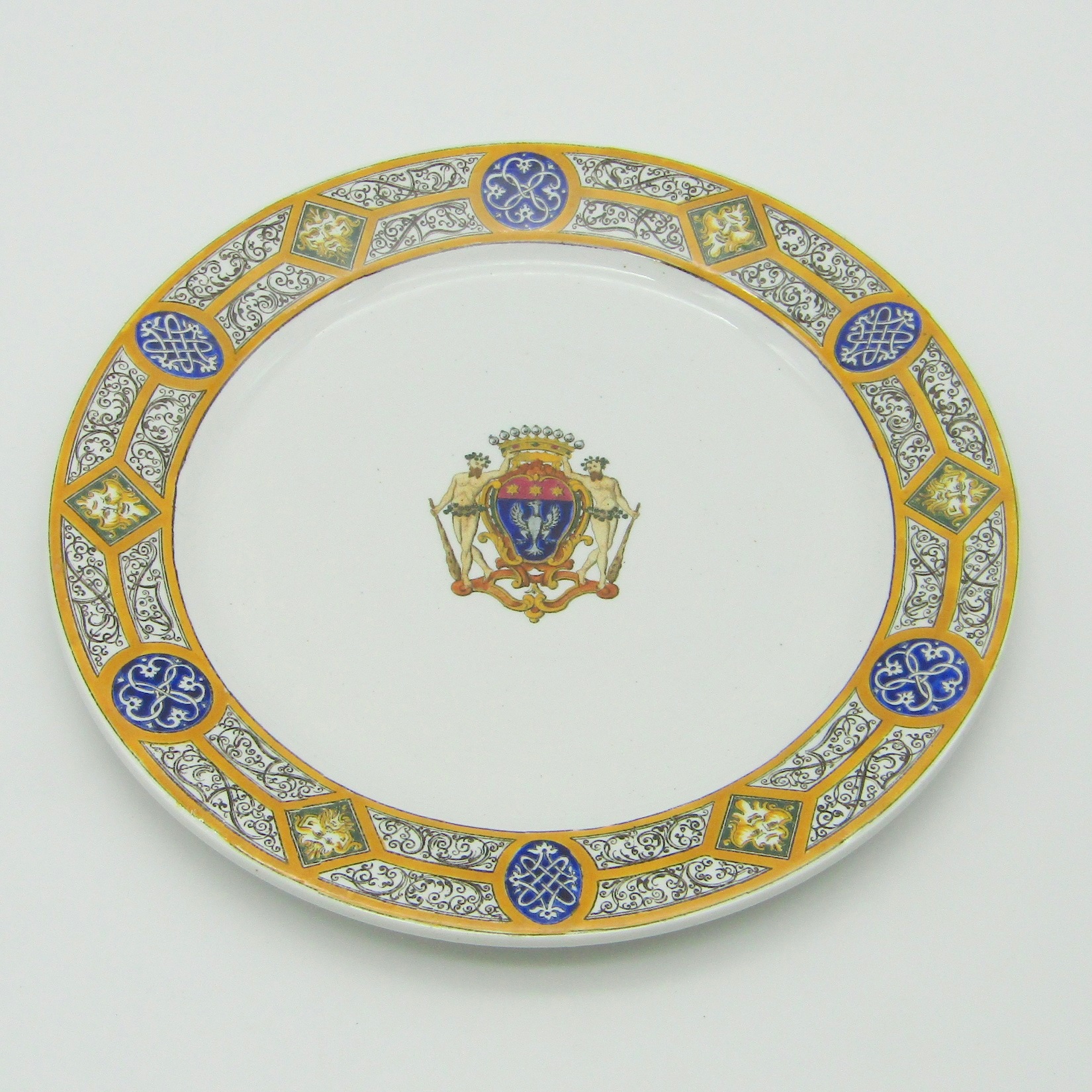 Gien. Assiette en faïence à décor polychrome d\'armoiries, XIXe siècle (L)