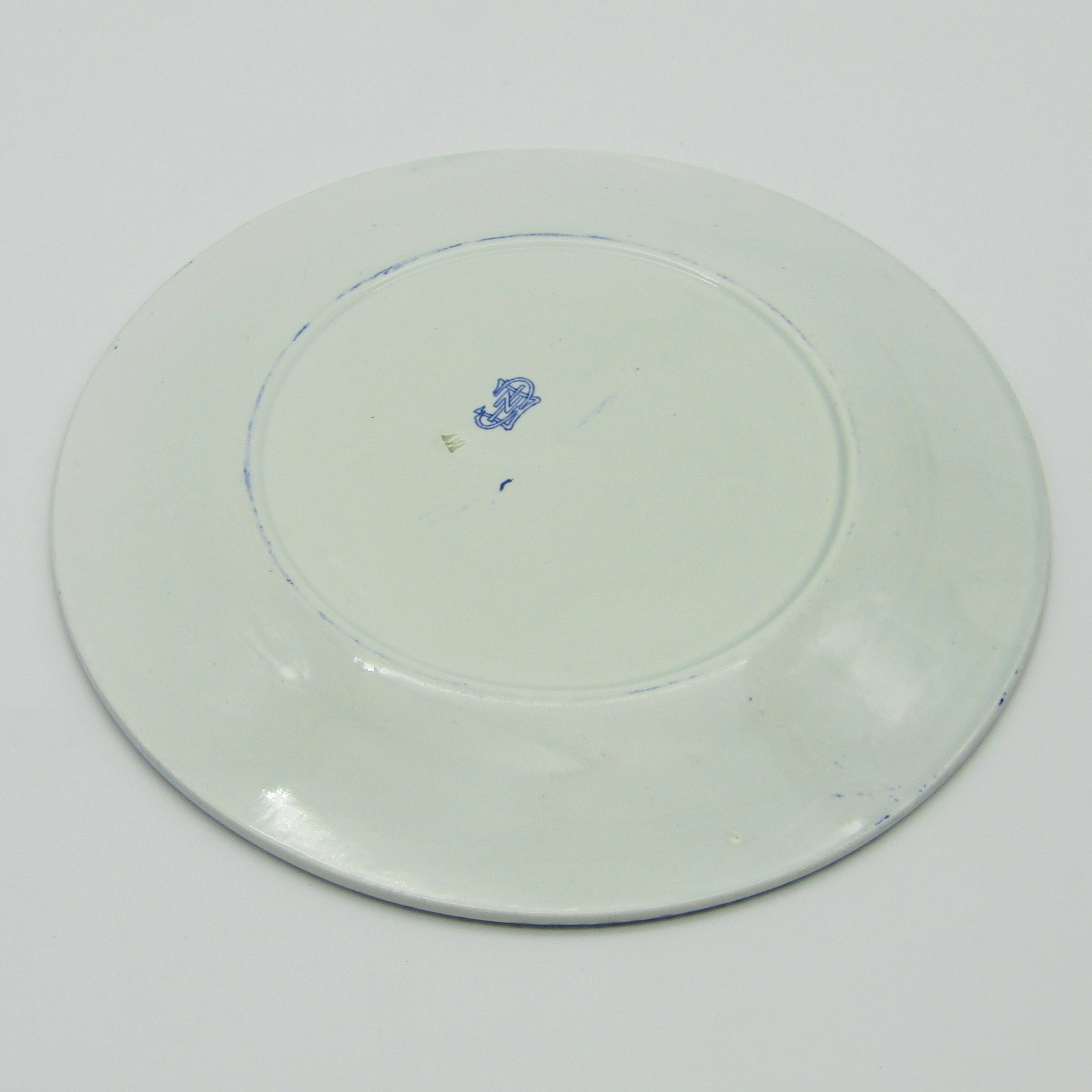 Gien. Assiette en faïence à décor en camaïeu bleu darmoiries, XIXe siècle (N)